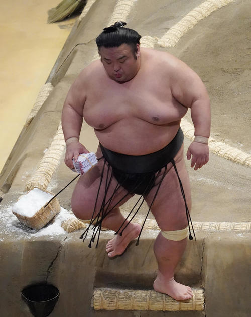 輝を叩き込みで下し、懸賞金を手に引き揚げる貴景勝（撮影・菅敏）