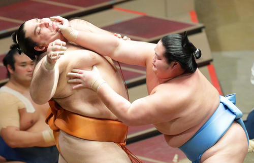 琴ノ若（右）ののど輪を堪える魁聖（撮影・中島郁夫）