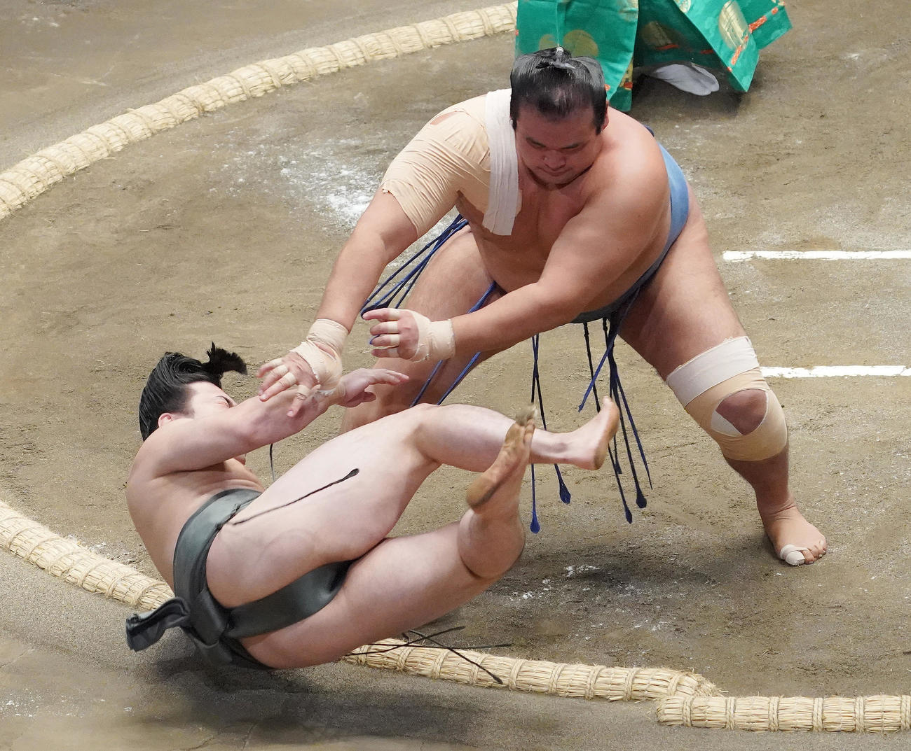 炎鵬（左）をはたき込みで破る千代の国（撮影・菅敏）