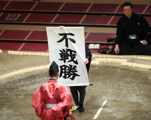引退を決意した琴奨菊休場により、明瀬山の不戦勝（撮影・河田真司）
