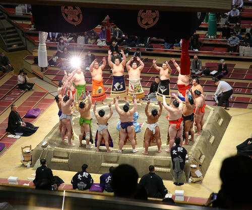 大相撲11月場所7日目の幕内土俵入り（撮影・河田真司）