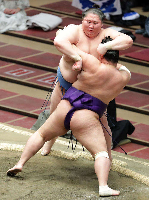 逸ノ城（上）を寄り切りで破る明生（撮影・中島郁夫）
