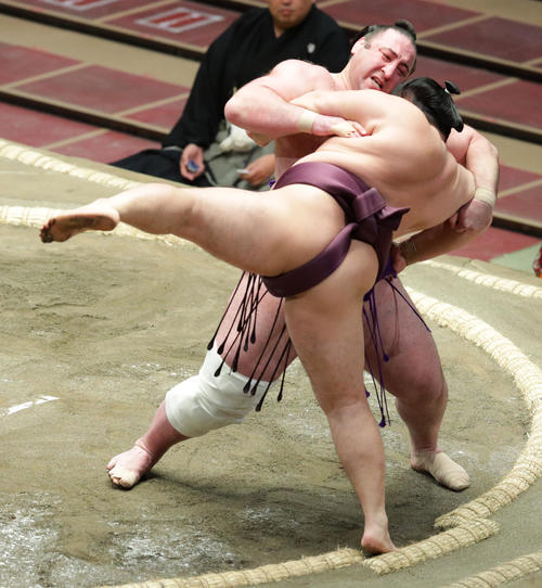 遠藤（右）を寄り切りで破る栃ノ心（撮影・中島郁夫）