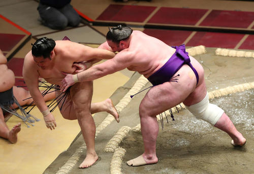 遠藤（左）を寄り切りで破る栃ノ心（撮影・河田真司）