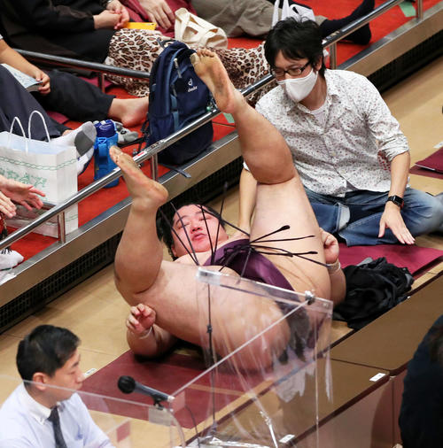栃ノ心に寄り切りで敗れ、升席手前で転がる遠藤（撮影・河田真司）
