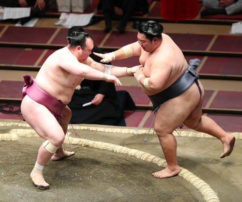 徳勝龍（右）を寄り切りで破る宝富士（撮影・河田真司）