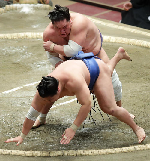 若隆景（下）をすくい投げで破る照ノ富士（撮影・中島郁夫）