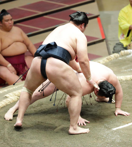 隆の勝（右）を引き落としで破る輝（撮影・中島郁夫）