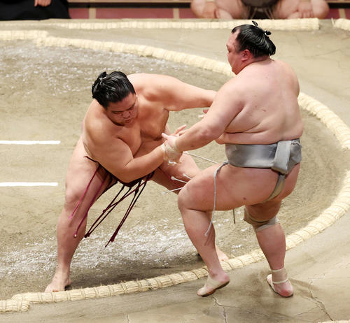 北勝富士（右）を押し出しで破る御嶽海（撮影・鈴木正人）