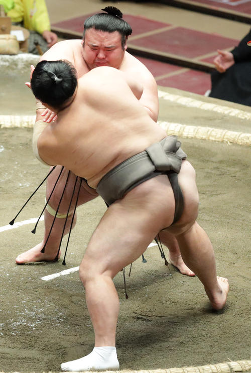 隠岐の海（手前）を押し出しで破る貴景勝（撮影・中島郁夫）