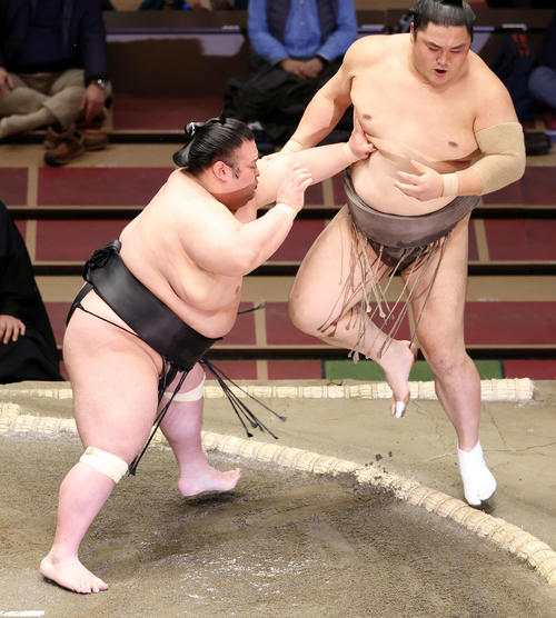 隠岐の海（右）を押し出しで破る貴景勝（撮影・鈴木正人）