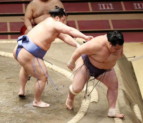 阿武咲（右）を送り出しで破る翔猿（撮影・鈴木正人）