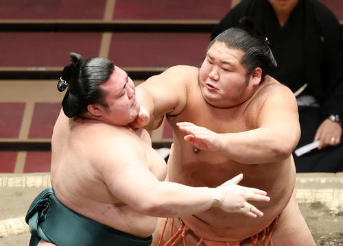 豊山（左）を激しく攻める千代大龍（撮影・鈴木正人）