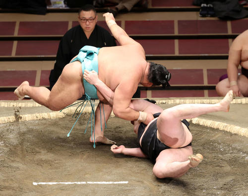 竜電（右）を上手出し投げで破る天空海（撮影・鈴木正人）