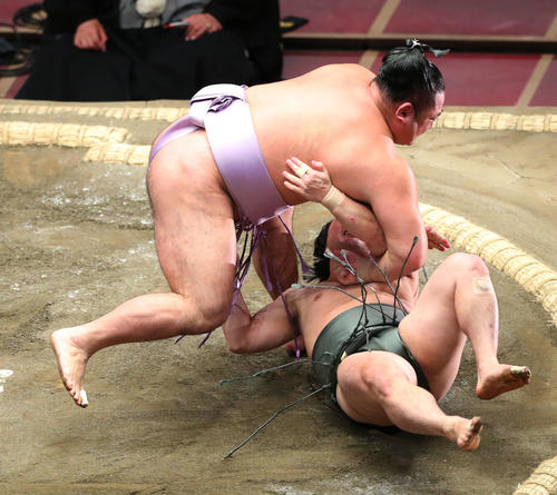 炎鵬（下）を小手投げで破る琴恵光（撮影・河田真司）