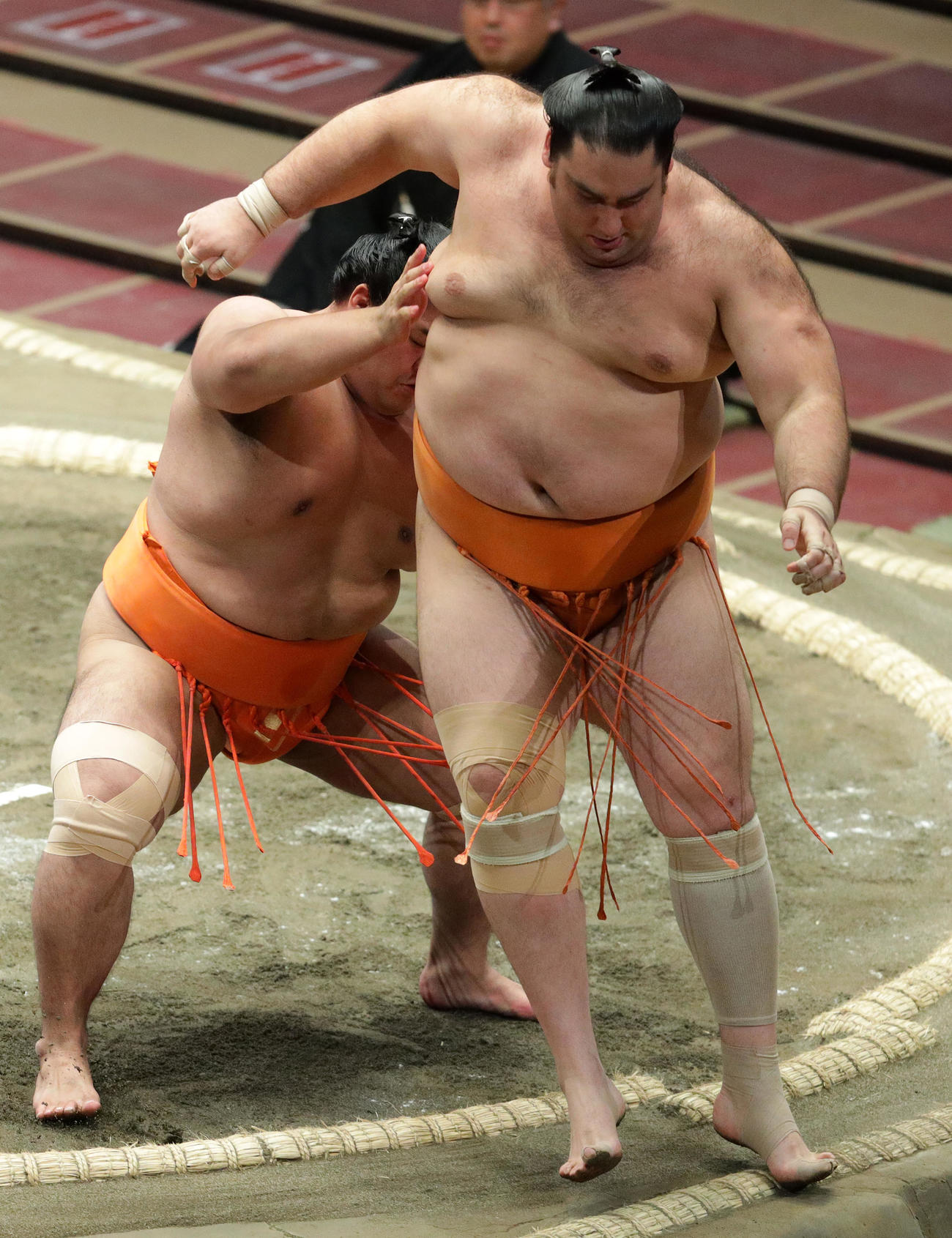 魁聖（右）を送り出しで破る志摩ノ海（撮影・中島郁夫）