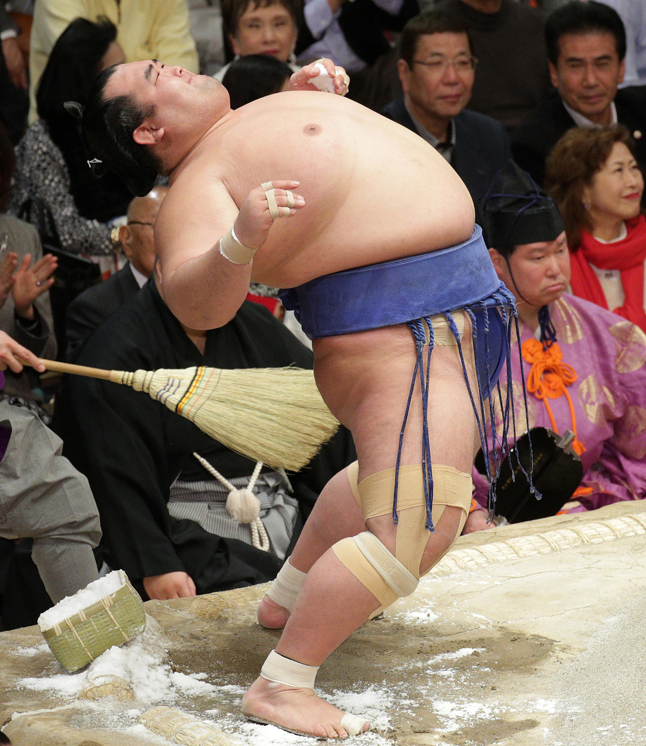 大きく反り返る琴奨菊のルーティンワーク