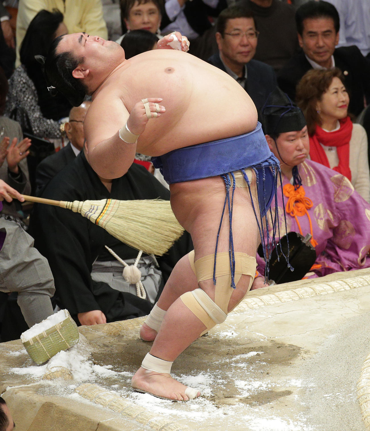大きく反り返る琴奨菊のルーティンワーク“琴バウアー”でファンを喜ばせた（16年初場所）