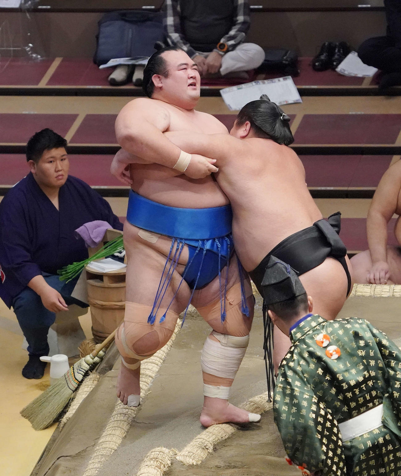 11月場所6日目の13日、千代ノ皇（右）に寄り切りで敗れる琴奨菊