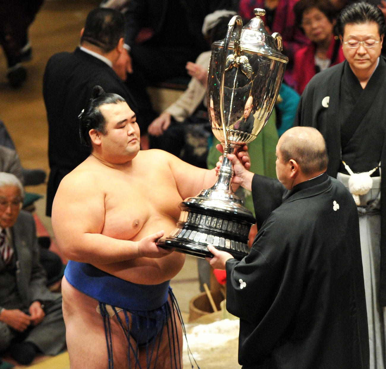 16年初場所を制し八角理事長から賜杯受ける琴奨菊
