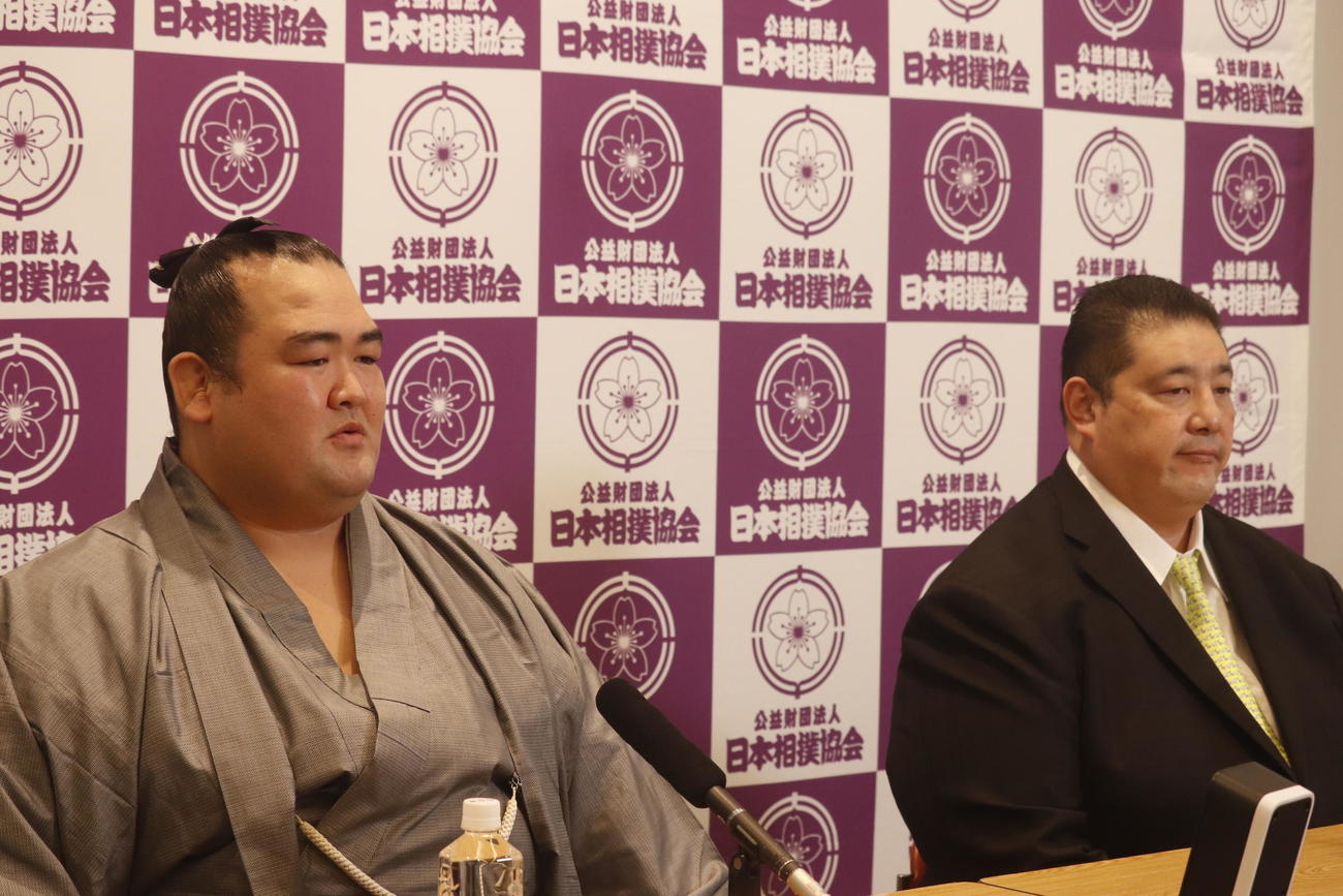 引退会見に臨んだ元大関琴奨菊（左）と師匠の佐渡ケ嶽親方