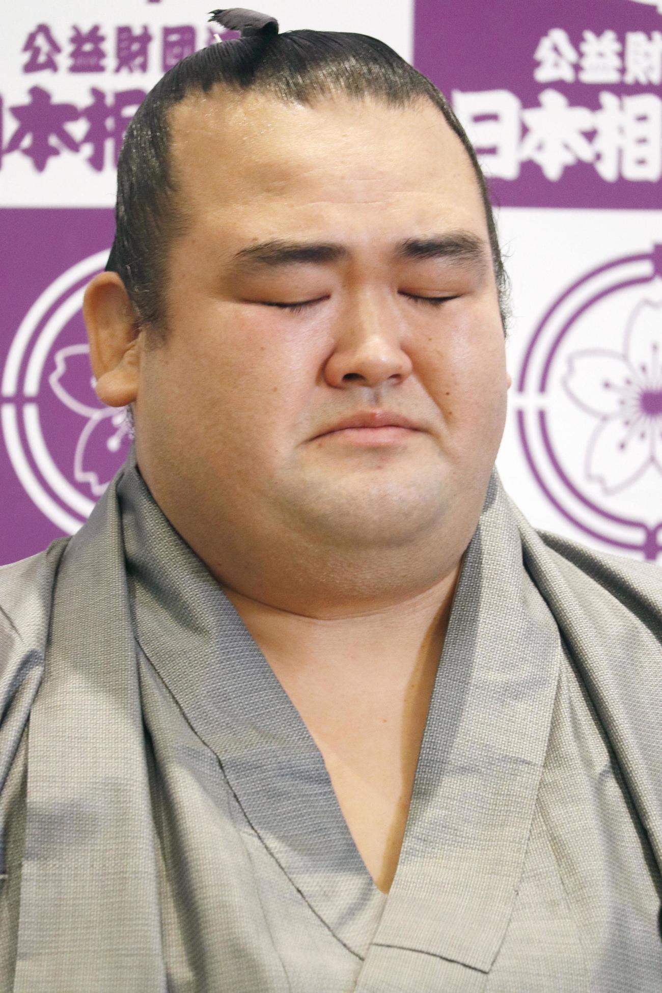 現役引退の記者会見で感極まった表情の琴奨菊（日本相撲協会提供）（共同）