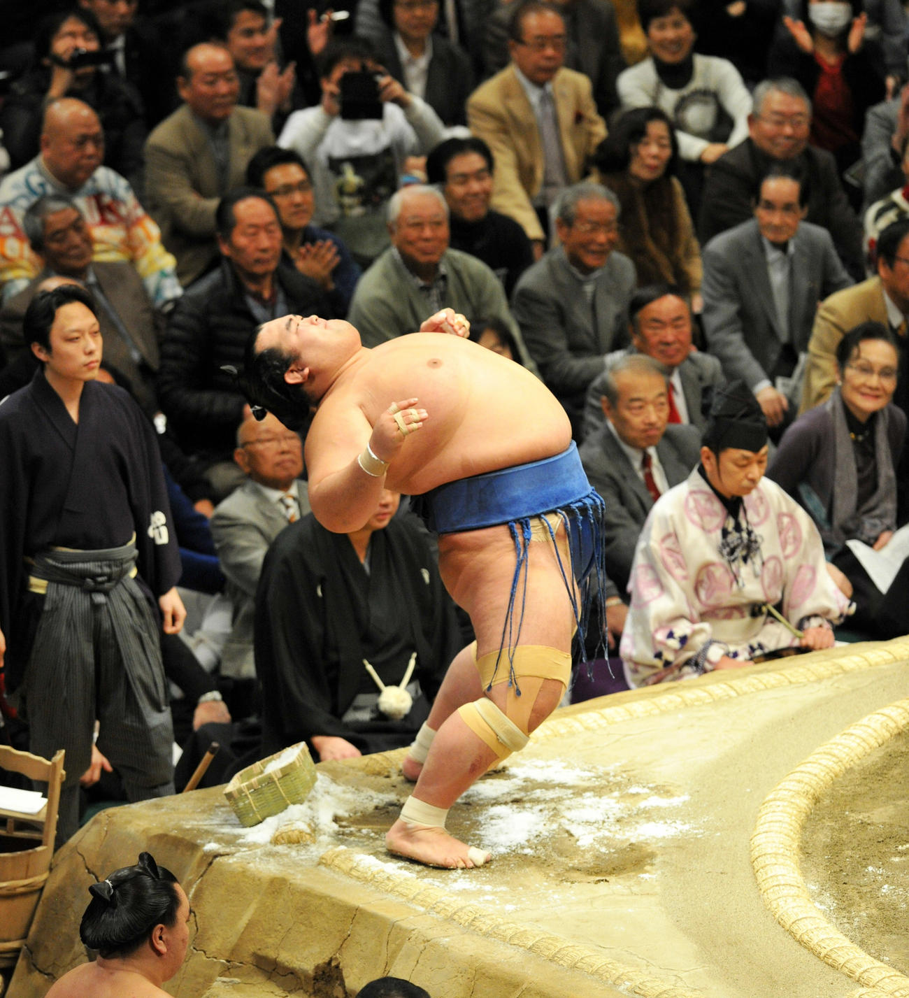 優勝した16年初場所の千秋楽、取組前にルーティンをみせる琴奨菊
