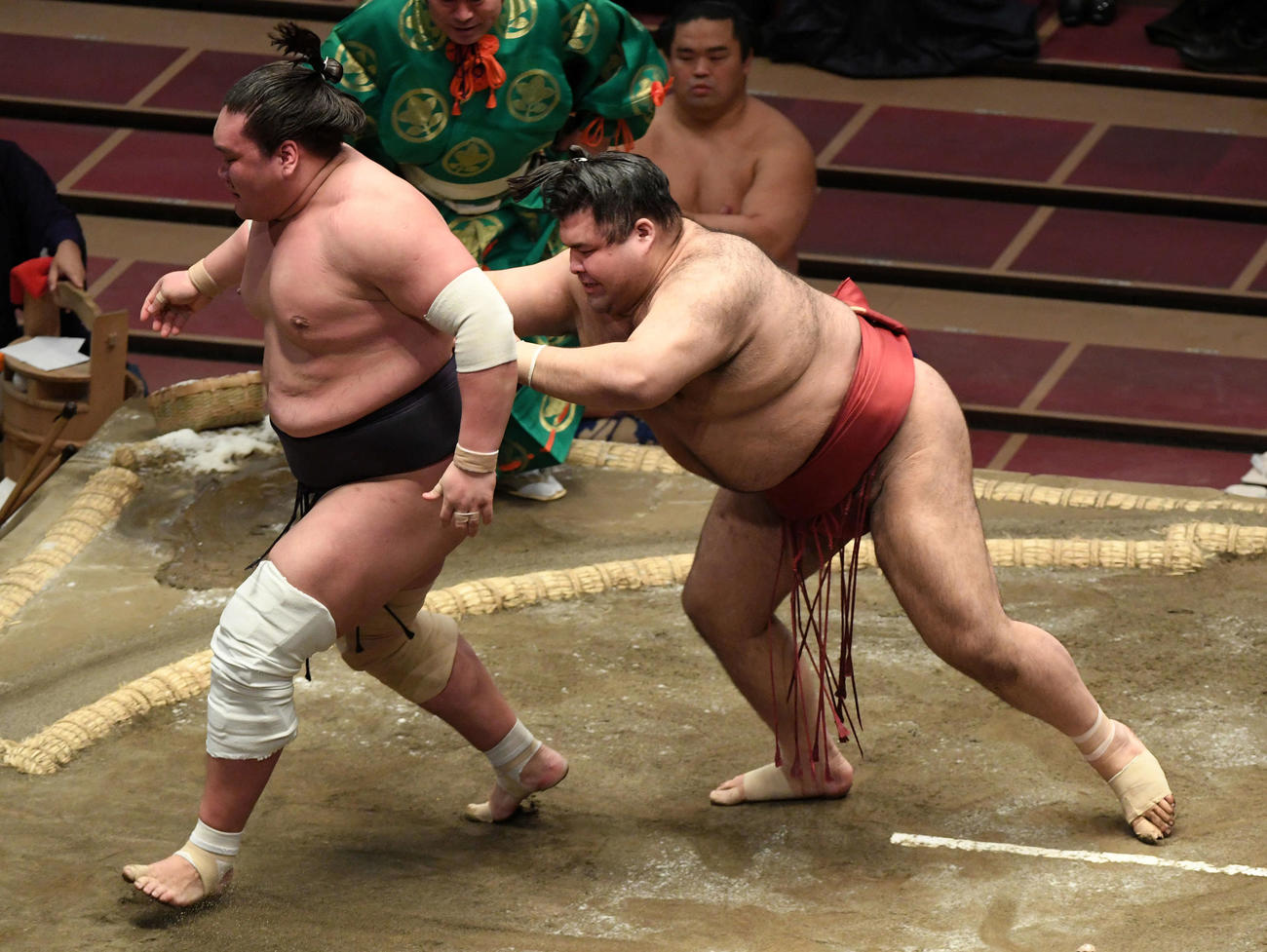 照ノ富士（左）を送り出しで破る高安（撮影・滝沢徹郎）