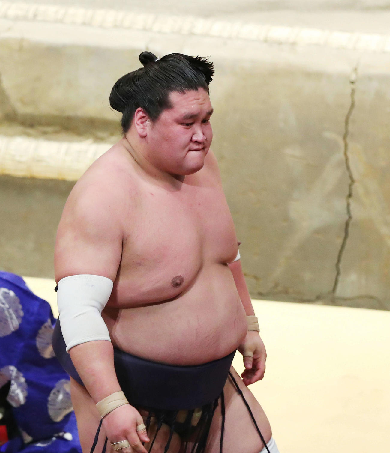 高安に送り出しで敗れ、険しい表情を浮かべる照ノ富士（撮影・河田真司）