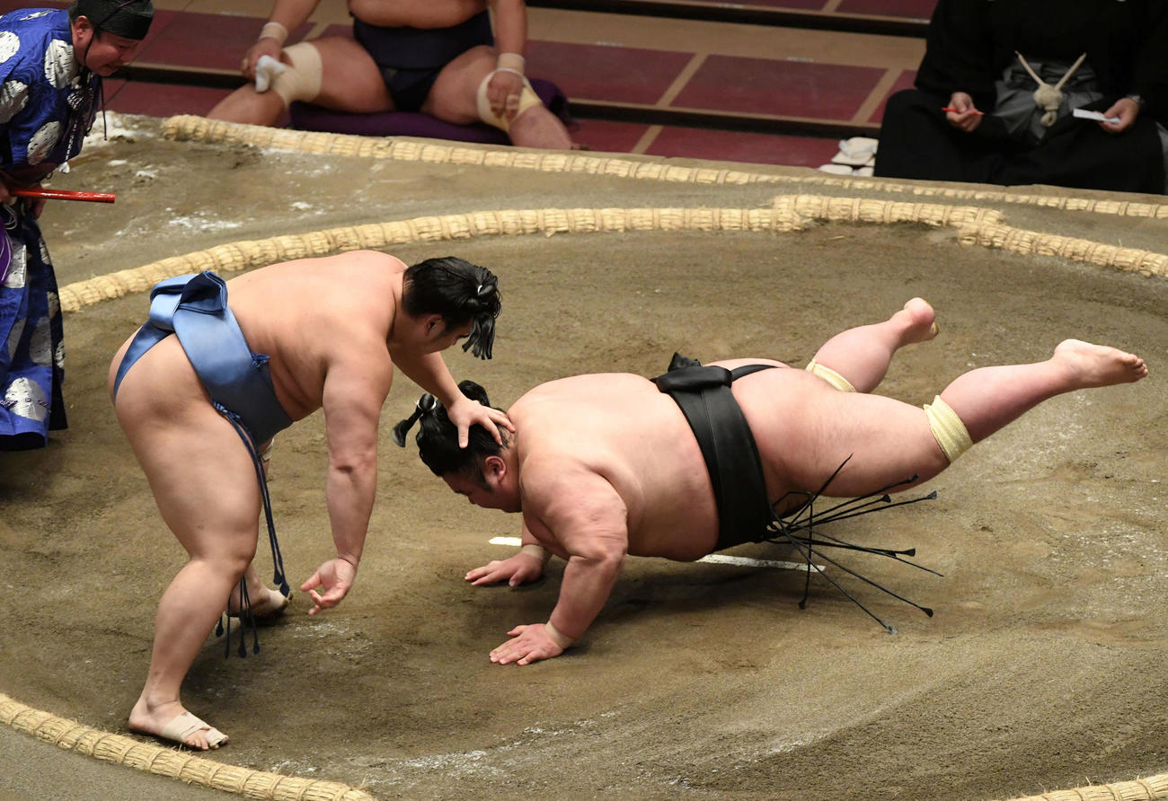貴景勝（右）をはたき込みで破る翔猿（撮影・滝沢徹郎）