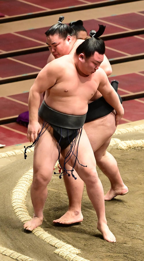 寺沢（手前）は土俵際でこたえると左手で大翔鵬の後ろまわしをつかみ、逆とったりで破る＝2020年11月16日