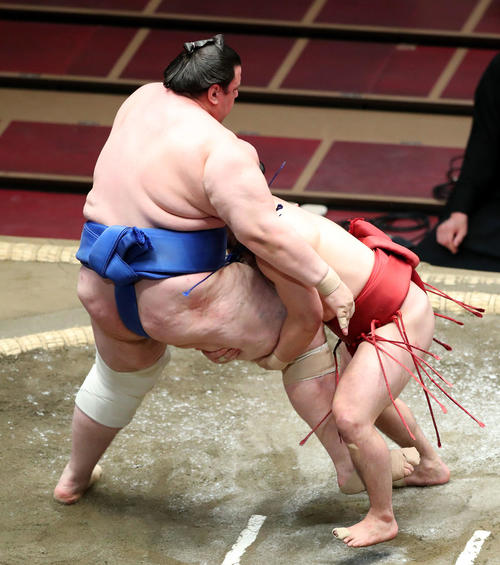 碧山（左）の右足をしっかり掴む炎鵬（撮影・河田真司）