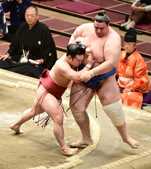 炎鵬は寄り切りで碧山（右）を破り初日を出した＝2020年11月16日