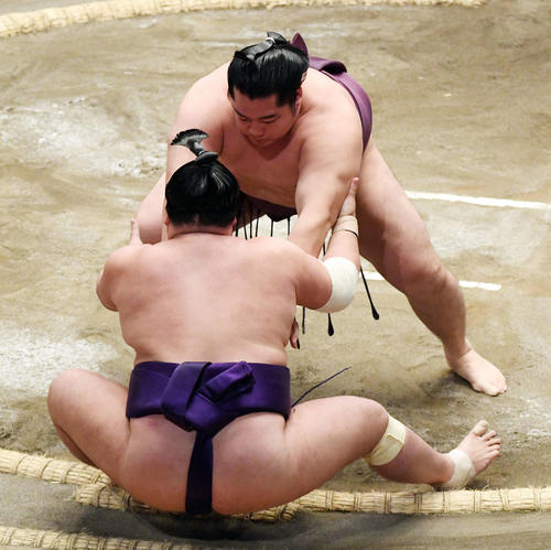 明生（手前）を突き出しで破る遠藤（撮影・滝沢徹郎）