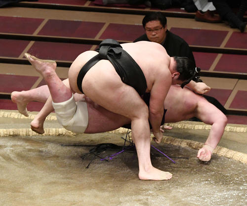 栃ノ心（下）をすくい投げで破る竜電（撮影・滝沢徹郎）