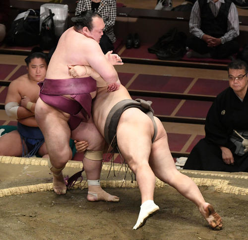 隠岐の海（右）を突き落としで破る宝富士（撮影・滝沢徹郎）