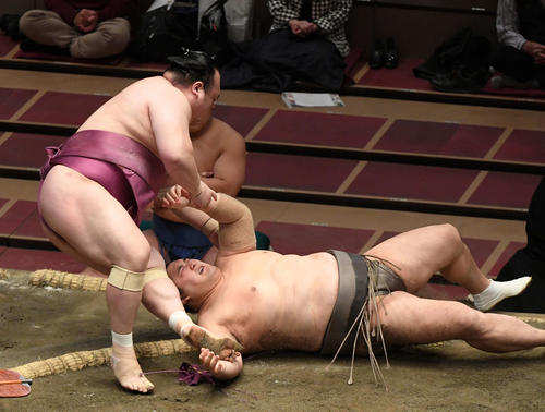隠岐の海（右）を突き落としで破る宝富士（撮影・滝沢徹郎）