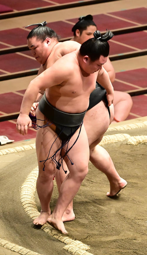 寺沢（手前）は土俵際でこたえると左手で大翔鵬の後ろまわしをつかみ、逆とったりで破る＝2020年11月16日