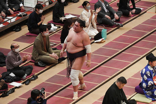 高安に送り出しで敗れた照ノ富士は勢い余って客席まで行く（撮影・滝沢徹郎）