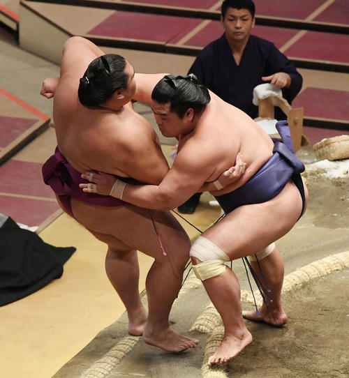 御嶽海（左）を寄り切りで破る妙義龍（撮影・滝沢徹郎）