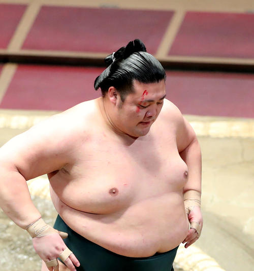 志摩ノ海に敗れ、額から流血させ土俵から引き揚げる豊山（撮影・河田真司）