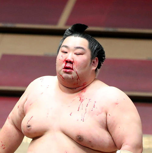 千代の国に突き出しで敗れ、流血させながら土俵から引き揚げる徳勝龍（撮影・河田真司）