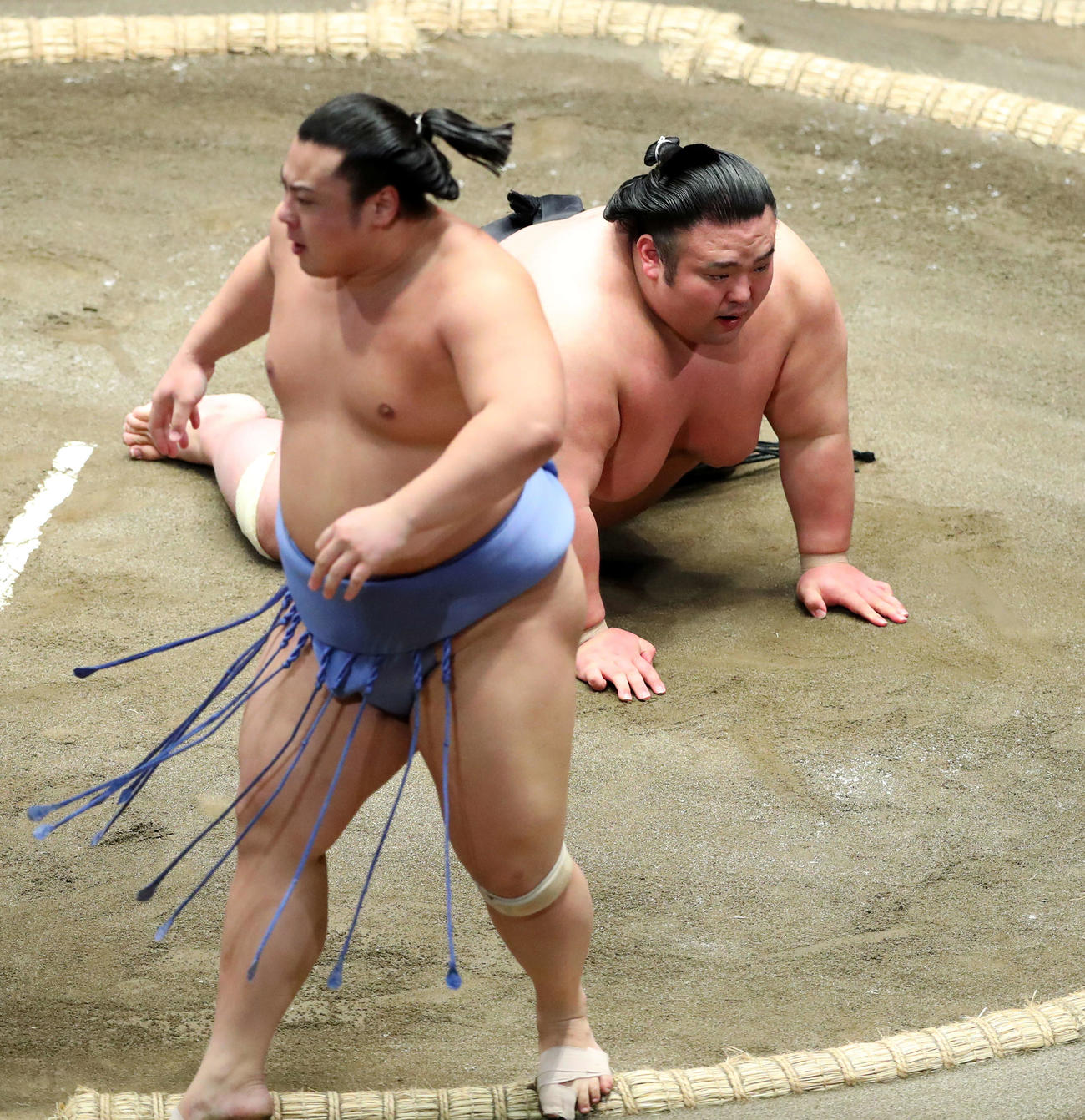 翔猿（手前）にはたき込みで敗れた貴景勝（撮影・河田真司）