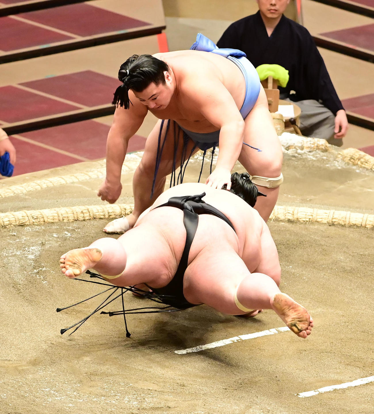 翔猿は貴景勝（手前）をはたき込みで破る（撮影・小沢裕）