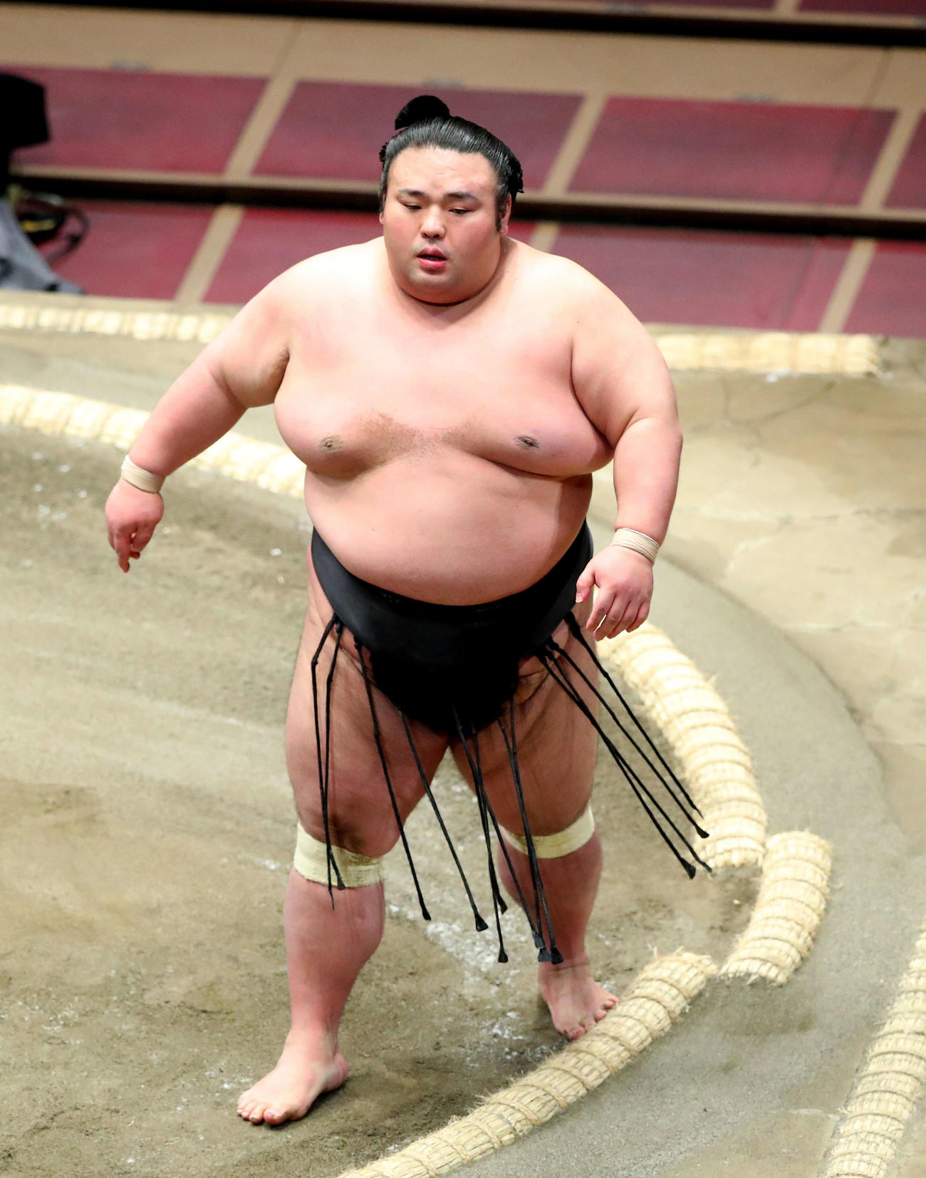 翔猿にはたき込みで敗れ、浮かない表情で土俵から引き揚げる貴景勝（撮影・河田真司）
