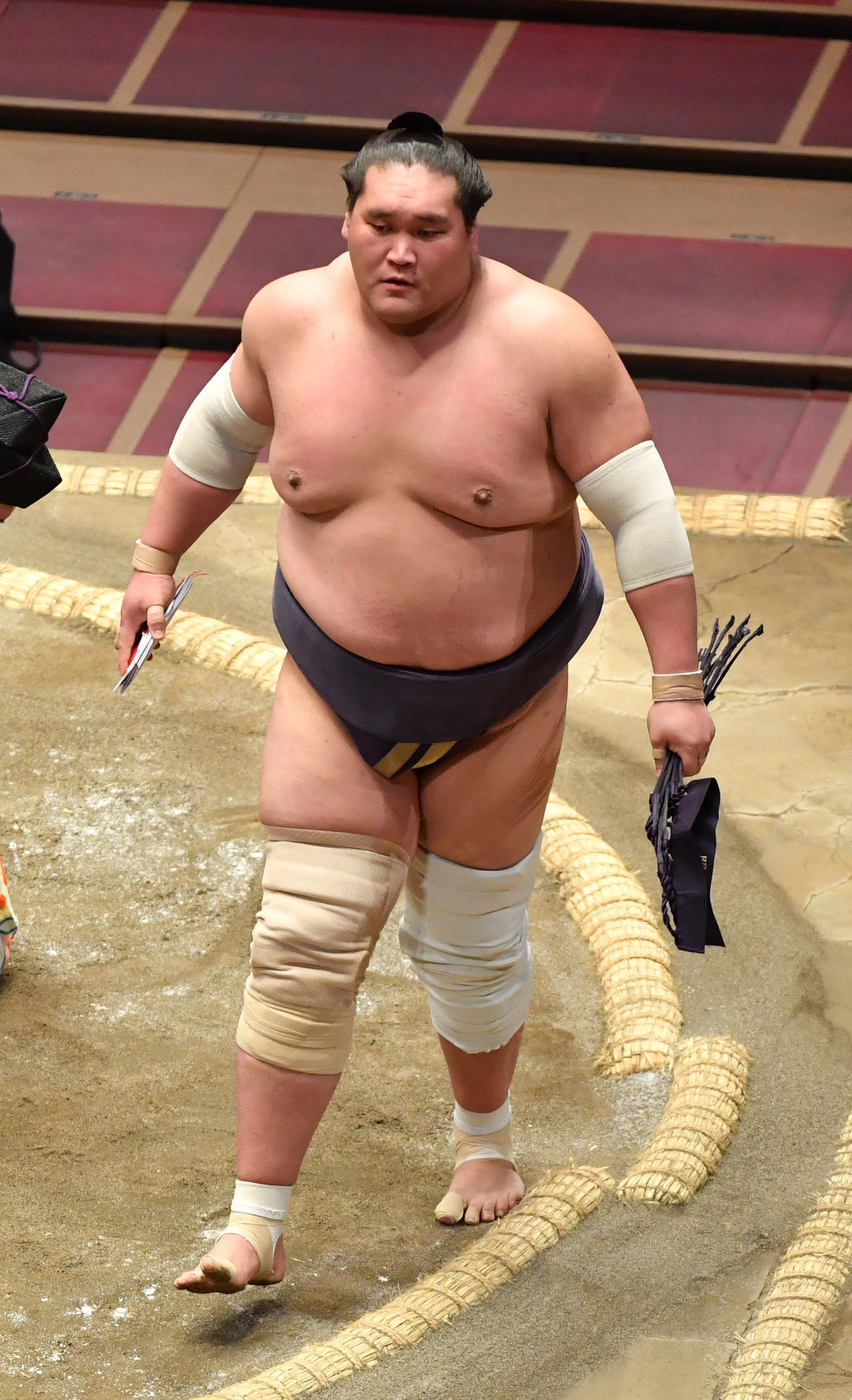 照ノ富士は懸賞金を受け取る（撮影・柴田隆二）