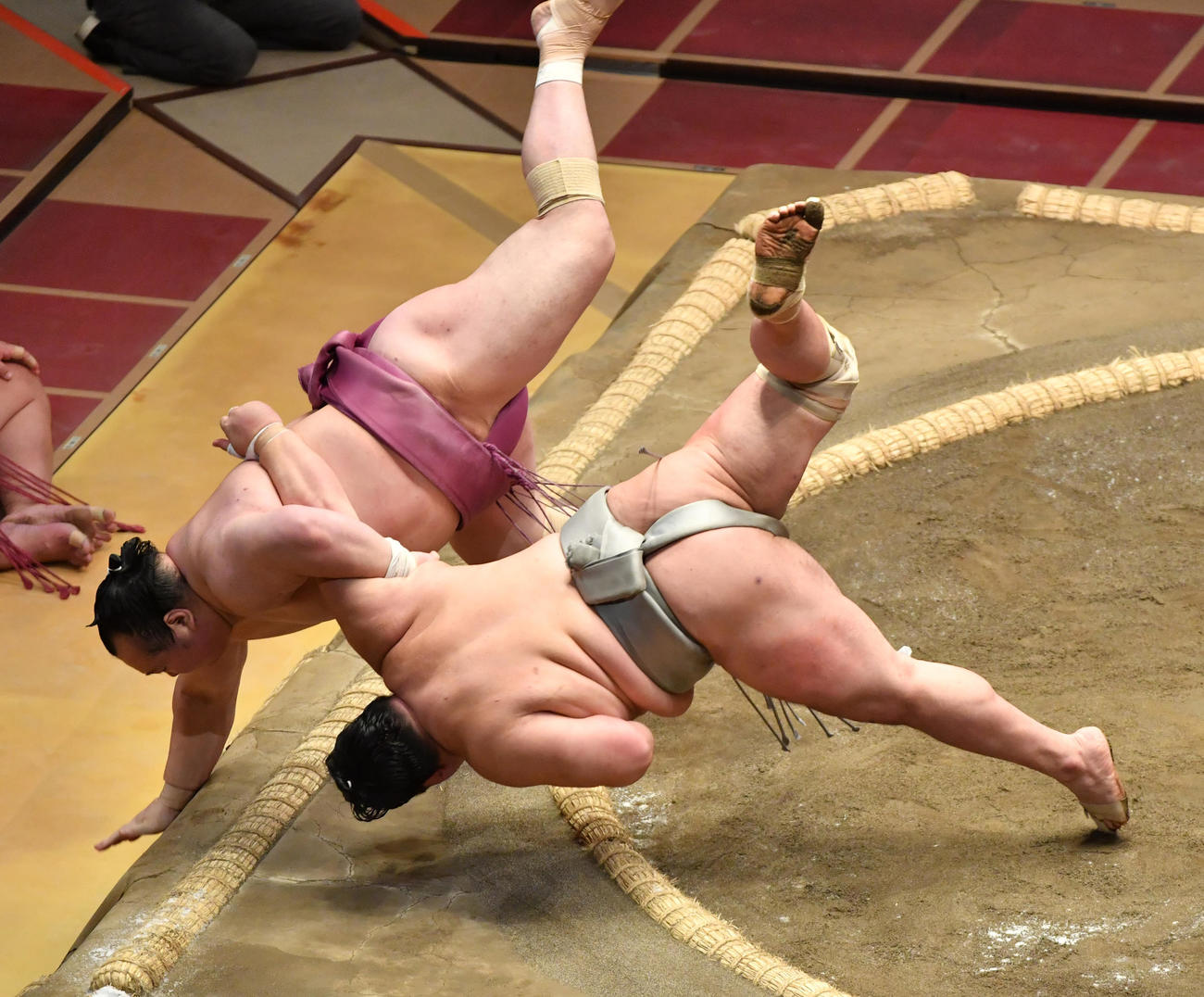 北勝富士（手前）と宝富士の取組は同体になり取り直しになる（撮影・柴田隆二）
