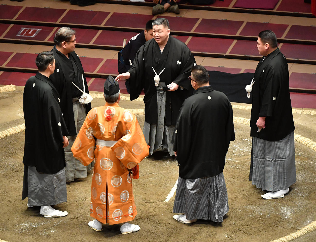 審判団の協議の結果、北勝富士と宝富士の取組は同体になり取り直しになる（撮影・柴田隆二）