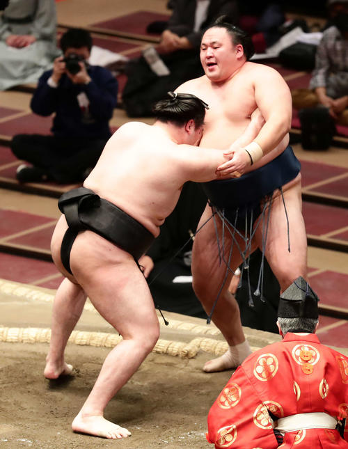 竜電（左）に敗れた玉鷲（撮影・丹羽敏通）