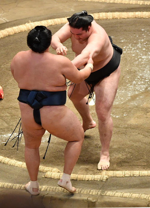 竜電（右）は玉鷲を押し出しで破る（撮影・柴田隆二）